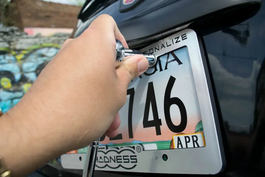 ¿Cuánto tarda en llegar las placas de un carro?