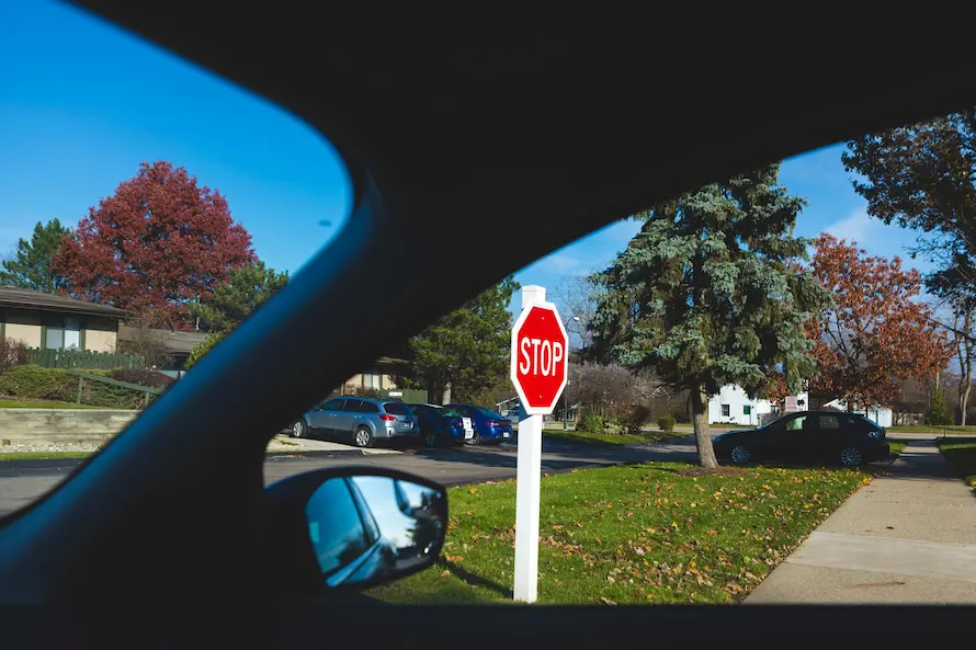 Cuánto cuesta un ticket por no hacer un stop en USA