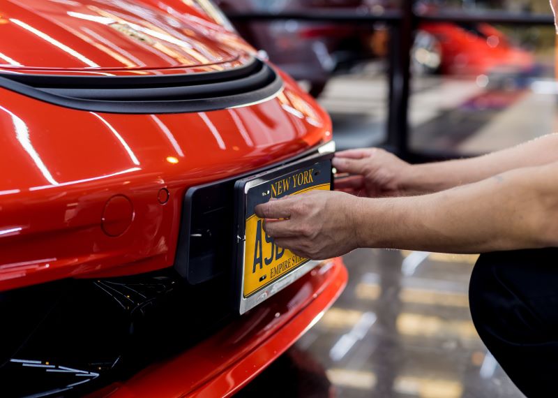 ¿Cómo saber cuánto debo de placas en el DMV?
